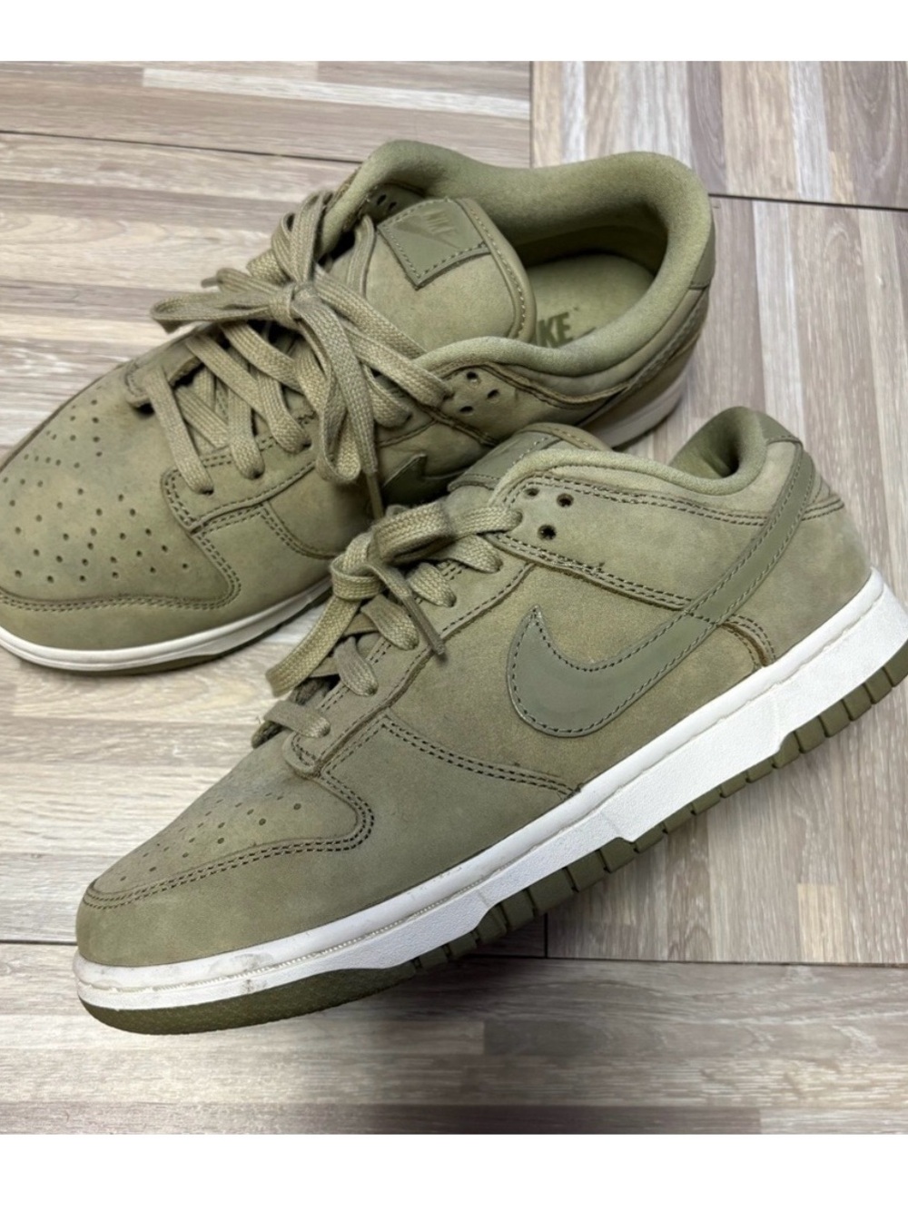 Nike dunk low green woman’s sz 8